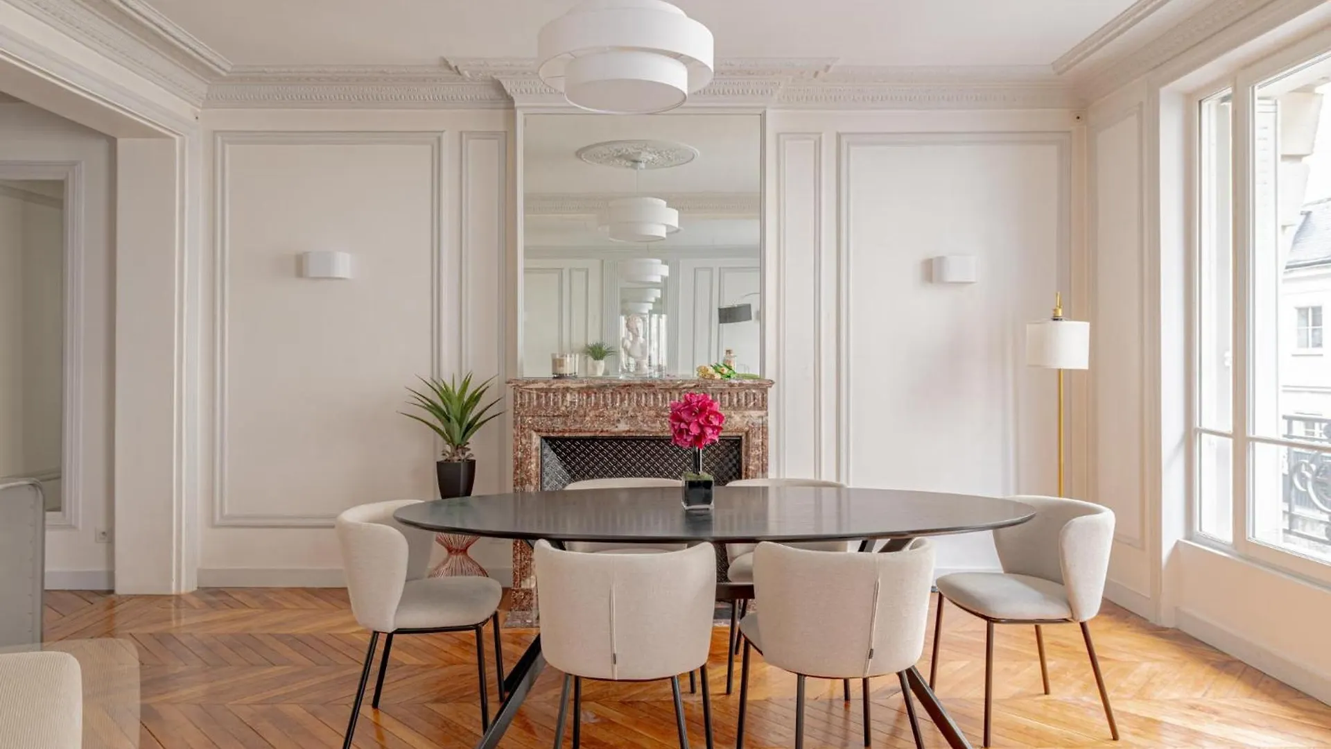 아파트 Parisian Elegance 2bedr In The 16th